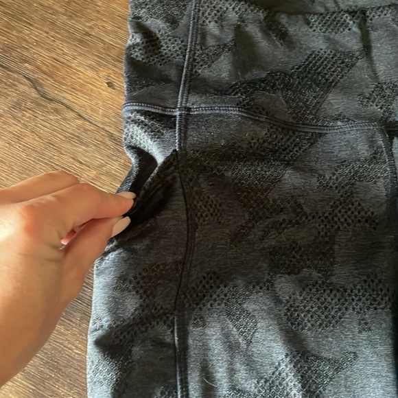 Mondetta Performance+Luxury Small Black Snake Skin Like Pattern Design Leggings - Picture 2 of 3